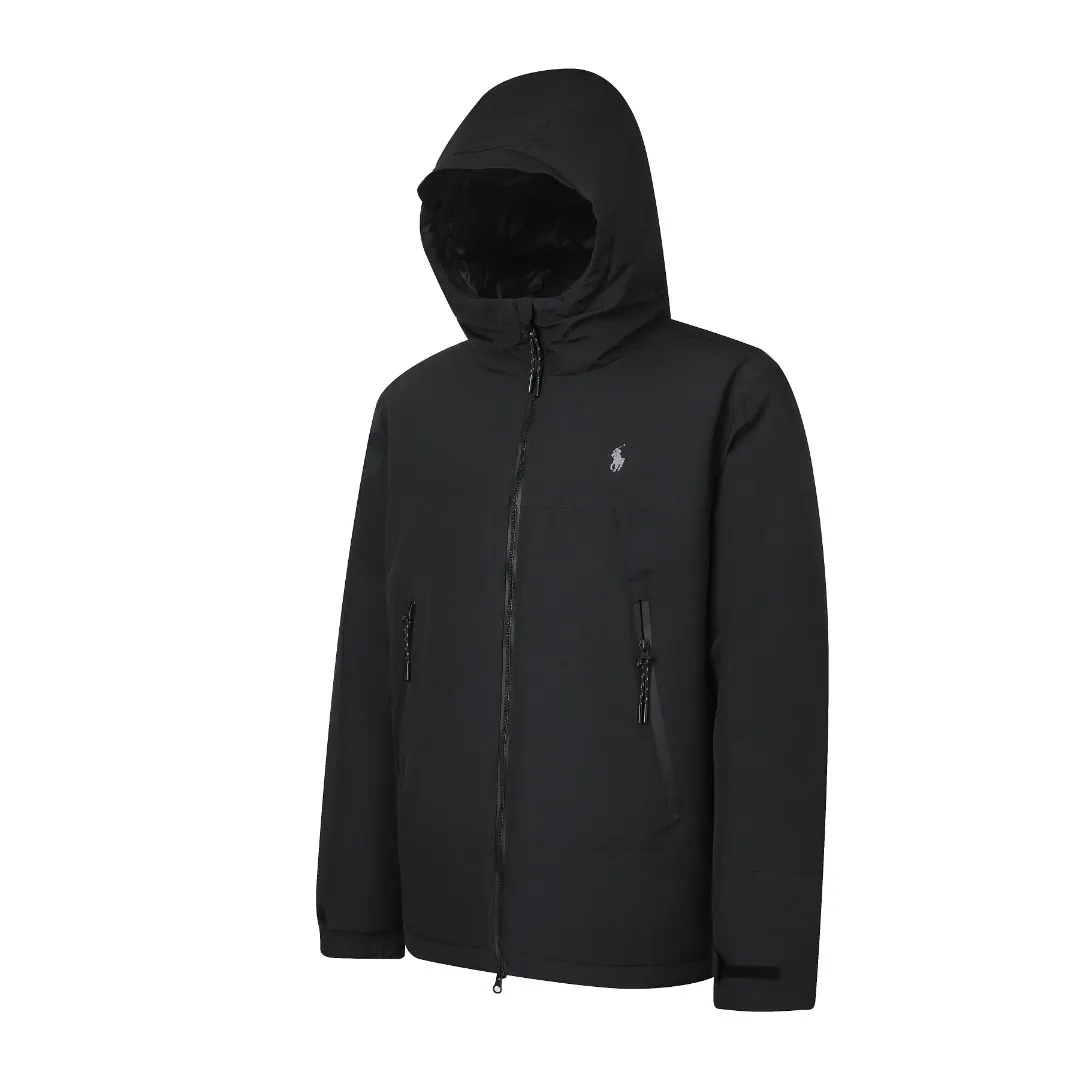 P980 Ralph Lauren Pony Embroidered Hooded Down Jacket (Black) The inner filling is made of high-quality 90 white duck down with a weight of 220g, ensuring excellent thermal insulation performance. After strict screening and processing, the velvet is not easy to get drilled, ensuring durability. The fabric is made of high-density nylon taffeta with a density of about 210T-300T, with a smooth and slightly matte surface, excellent windproof and waterproof properties (with DWR water-repellent treatment), strong wrinkle resistance and easy care, in line with the American casual positioning of "durable and practical". The lining fabric is made of 100% polyamide. The high-density and tight weaving process prevents fine lint from emerging from the gaps in the fabric. The smooth surface improves the putting on and taking off experience, and the excellent wear and tear resistance ensures damage caused by frequent use, while the light and soft texture does not affect the overall weight. The classic jacket has a slightly loose fit, slightly dropped shoulder line (shoulder width is 1-2cm wider than the standard fit), is hip-length, and has slightly tapered straight sleeves, taking into account both freedom of movement and casual style. The adjustable Velcro on the cuffs allows you to freely adjust the tightness according to the thickness of your wrist and personal preferences, effectively preventing cold wind from intruding, and improving the warmth performance. In terms of storage, the two front zipper pockets are convenient for you to place frequently used items, and the zipper design ensures that items are not easily lost. A built-in pocket on the left side of the chest provides a safe storage space for some small private items. The drawstring design at the hem allows you to adjust the shape of the jacket according to your body shape and dressing needs. Whether it is loose and casual or slim and neat, you can easily control it. Polo horse logo on the left chest: flat satin stitch embroidery (satin embroidery), the embroidery thread is 100% polyester high color fastness embroidery thread (the color number is consistent with the brand's standard red color card), the stitch density is 12-15 stitches/cm, the outline of the horse logo is clear, and the details of the rider and horse are burr-free. Size:S-M-L-XL